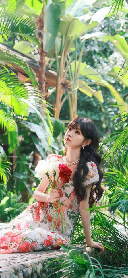 田曦薇绿叶掩映下美女穿碎花裙微笑甜美人物摄影手机壁纸