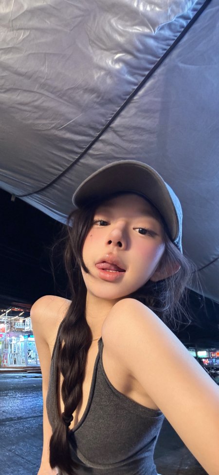 夜晚街头美女戴帽自拍随性街头人物摄影手机壁纸