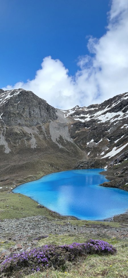 西藏古如拉措雪山环抱湛蓝圣湖纯净自然风景手机壁纸