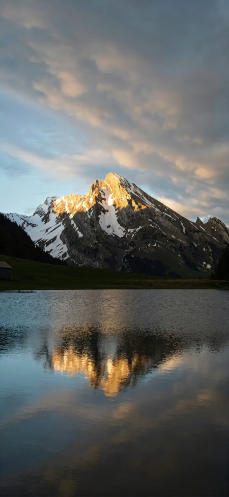 阿尔卑斯山峰金光倒映湖面宁静治愈系自然风光风景手机壁纸