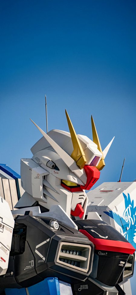 自由高达立像蓝天背景下科幻机甲动漫手机壁纸