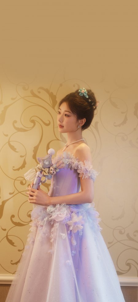 毛晓彤紫纱花朵礼服手持星黛露魔法棒优雅甜美人物手机壁纸