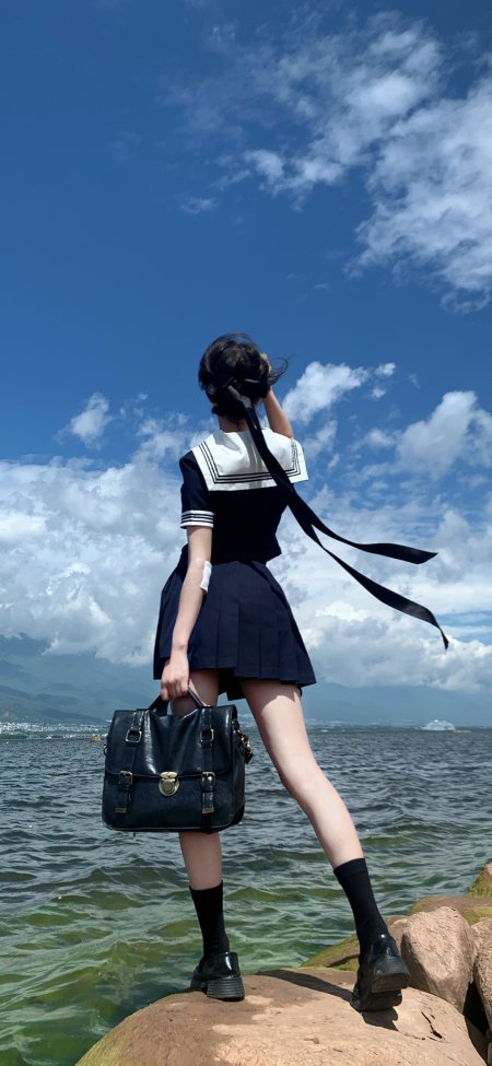 美女水手服背影湖边蓝天白云清新人物手机壁纸