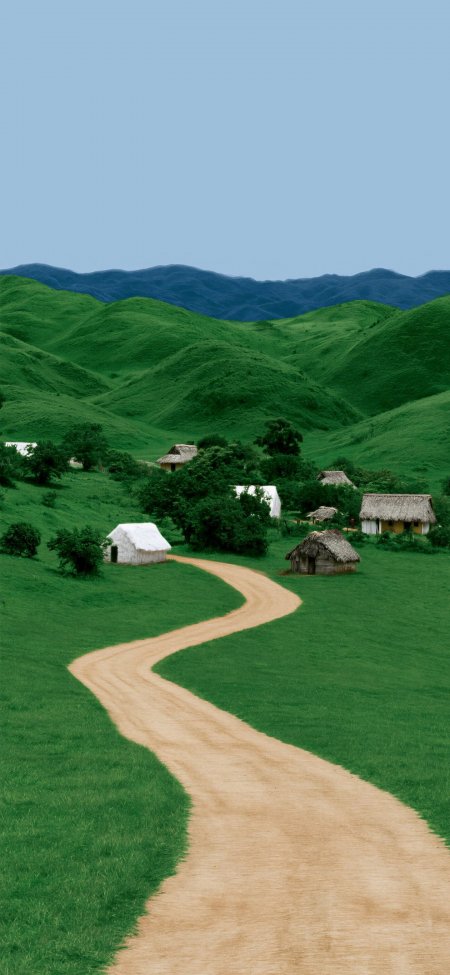 翠绿山谷蜿蜒土路茅屋点缀田园诗意清新自然风景手机壁纸