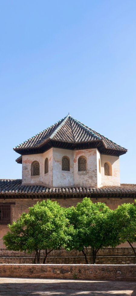 西班牙阿尔罕布拉宫摩尔式建筑穹顶绿树蓝天人文古迹风景手机壁纸