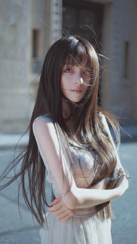 美女白裙长发街头逆光清新人物手机壁纸