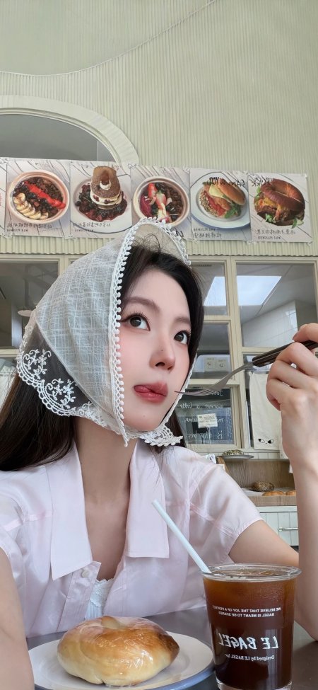 美女蕾丝头巾吃贝果清新日常人物手机壁纸