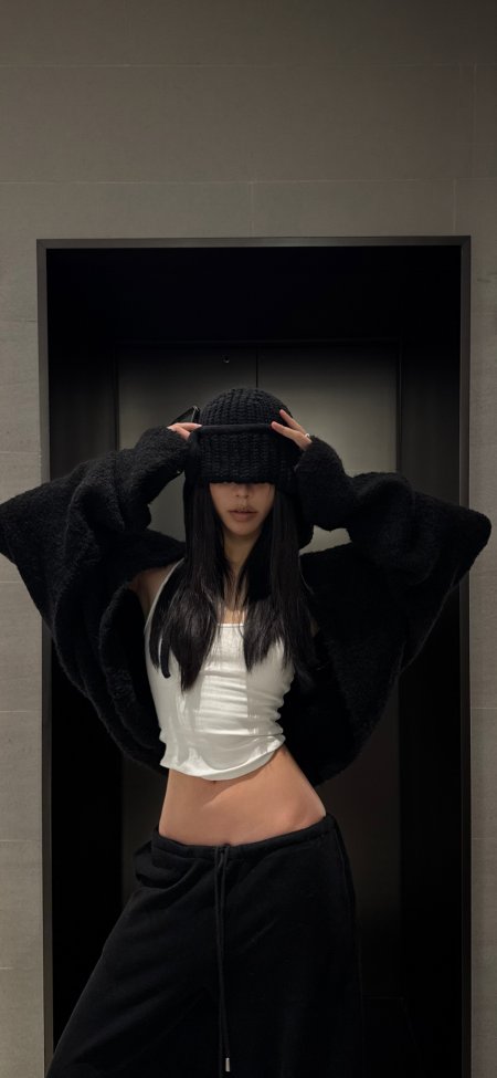 美女黑色针织帽遮眼穿搭时尚人物手机壁纸