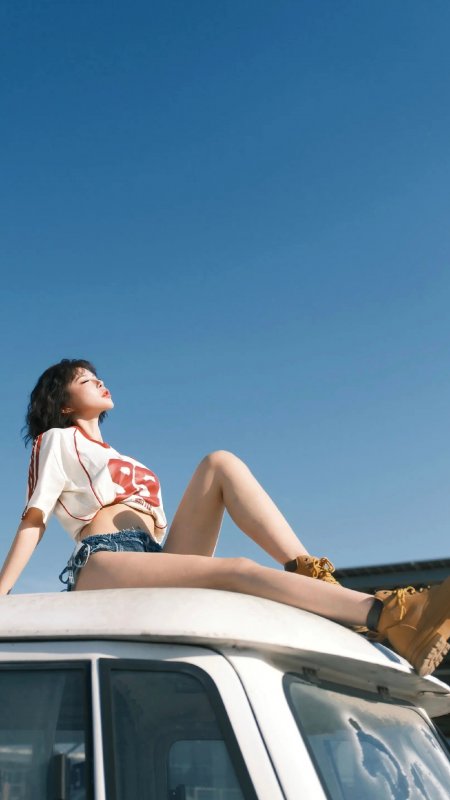 短发美女车顶坐姿仰望蓝天清新人物手机壁纸