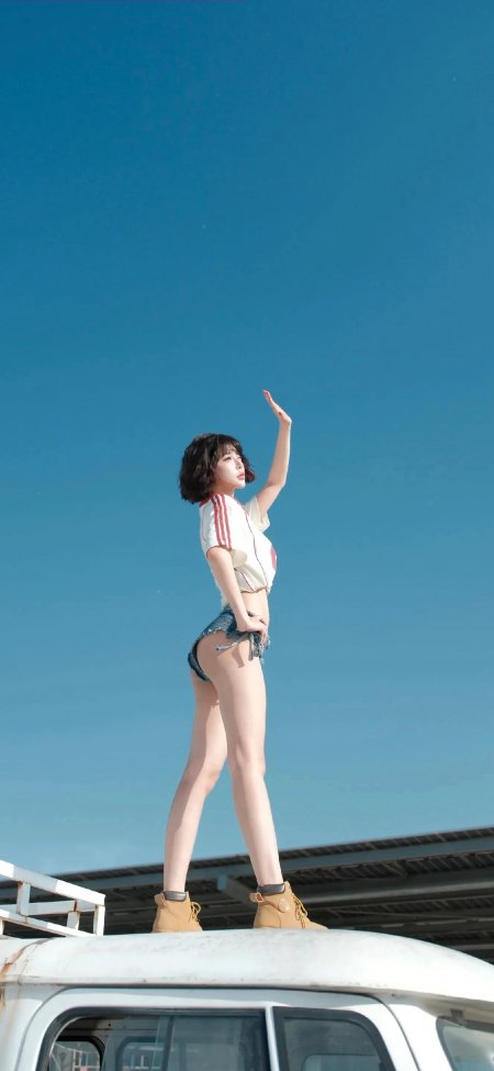 短发美女车顶举手蓝天背景时尚人物手机壁纸