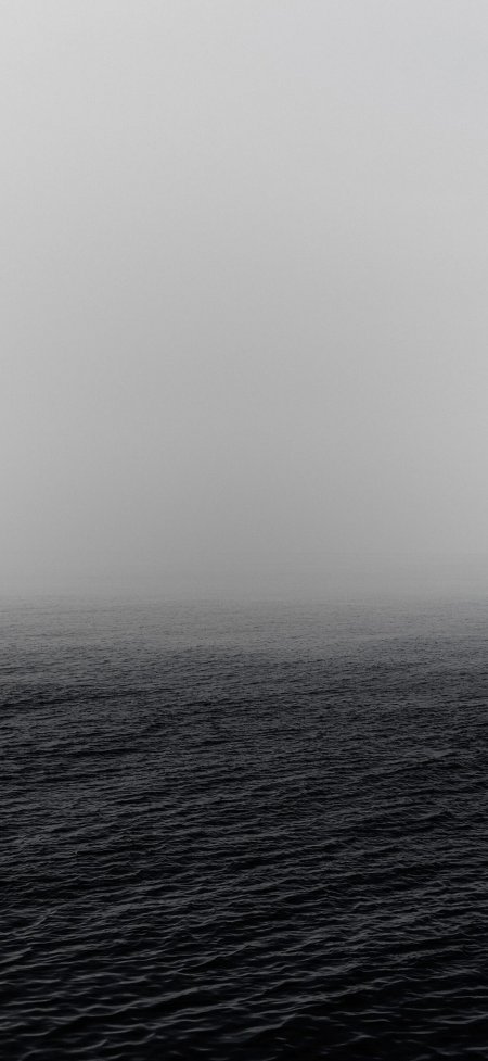 黑白海面浓雾笼罩极简意境风景手机壁纸