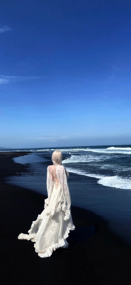 金发美女白裙黑沙滩背影唯美摄影人物手机壁纸