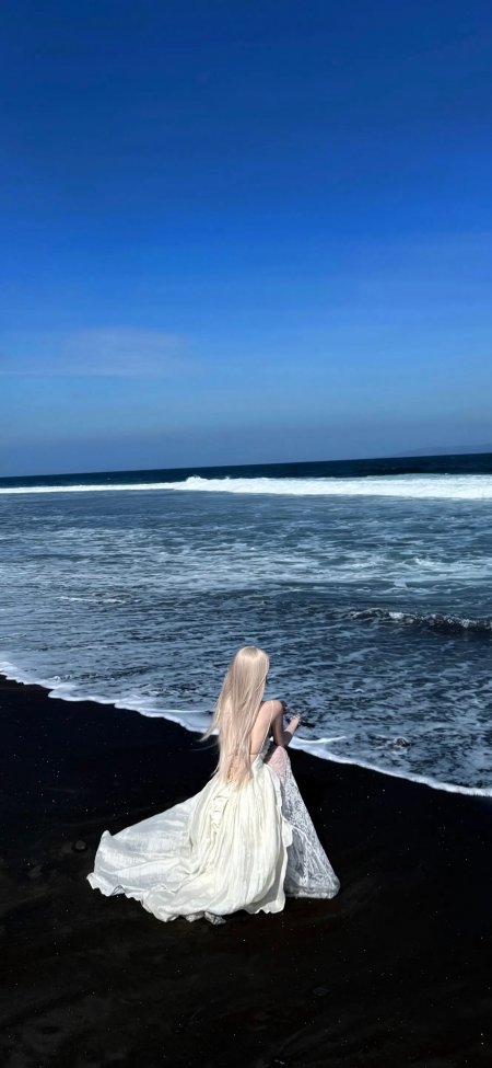 金发美女白裙海边静坐深蓝海景治愈系人物手机壁纸