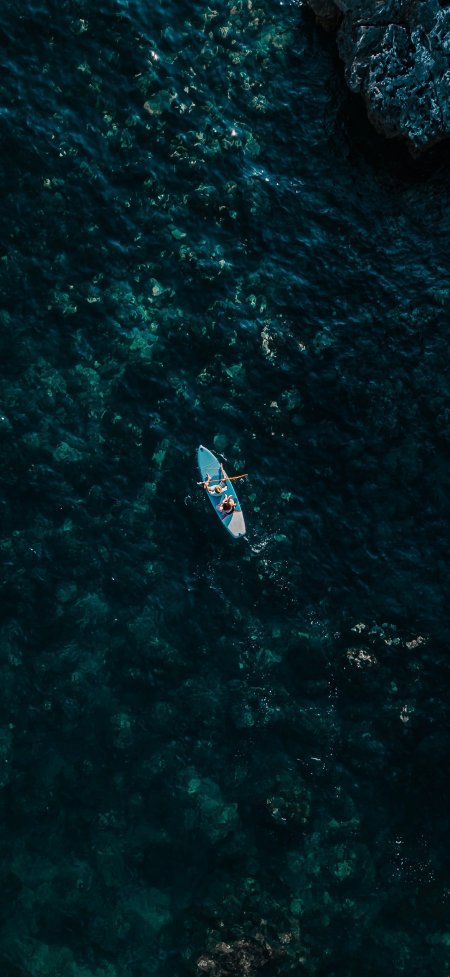 俯瞰深蓝大海皮划艇冲浪度假旅行风景手机壁纸