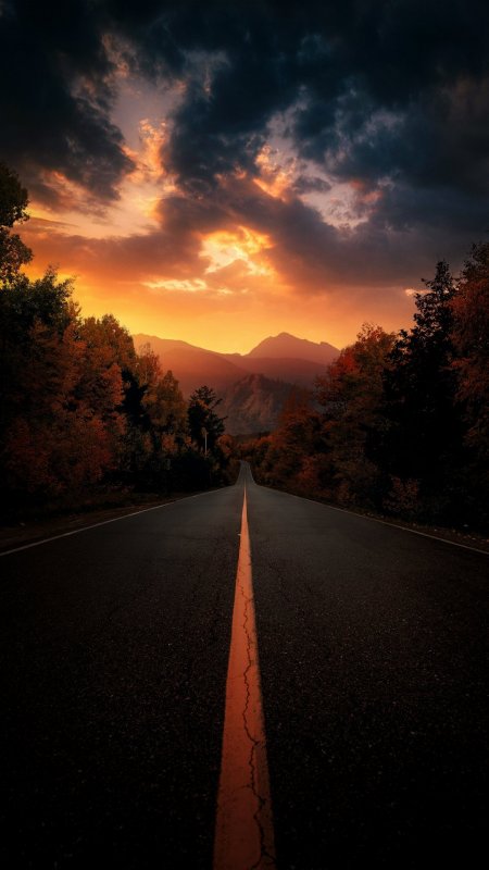 秋日公路延伸向远山夕阳染红云层壮丽自然风光风景手机壁纸