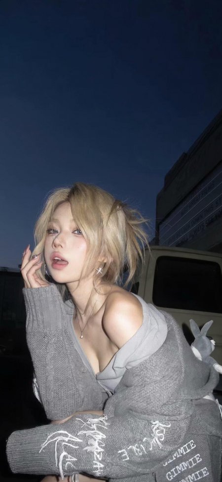 金发美女灰色毛衣暗夜街头摆拍时尚人像摄影手机壁纸