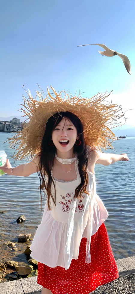 草帽红裙美女湖边张开双臂大笑治愈系旅行风景手机壁纸