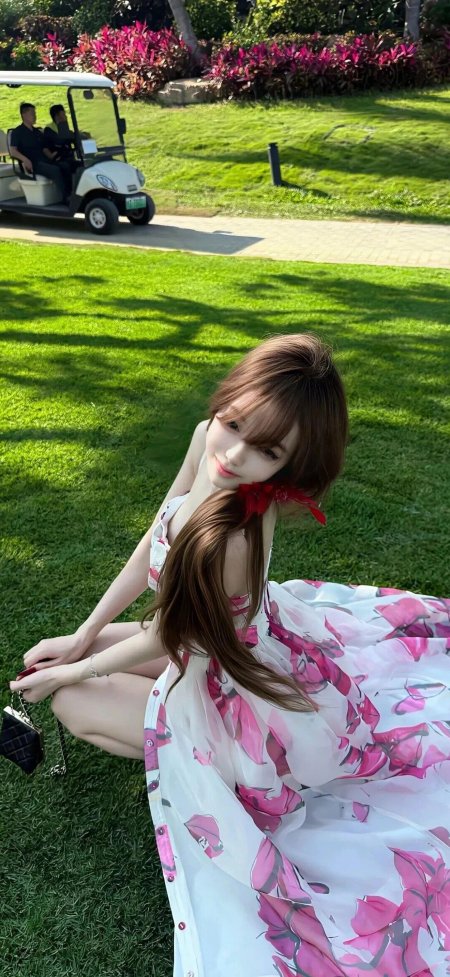 碎花长裙美女草坪回眸甜美户外人像摄影手机壁纸
