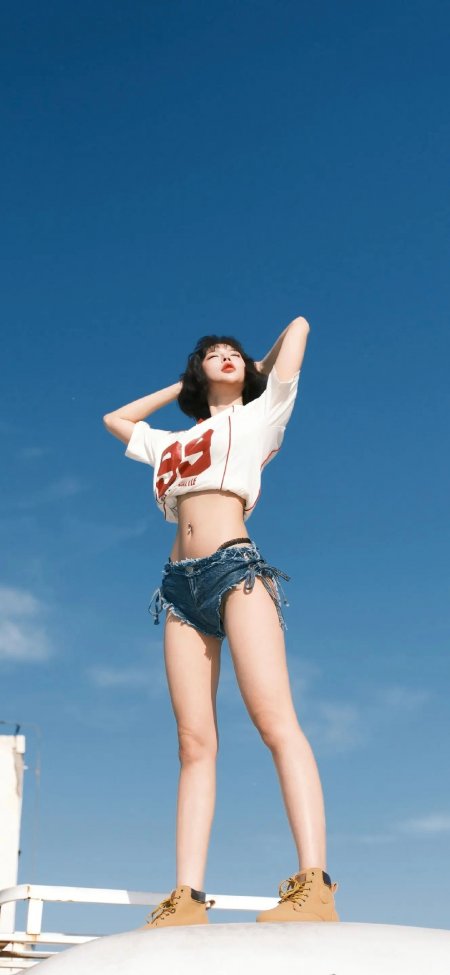 短发美女车顶站立蓝天背景酷飒风格人物手机壁纸
