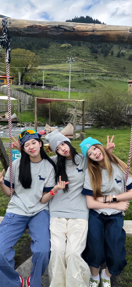 三位美女川西草地合影青春活力人物手机壁纸