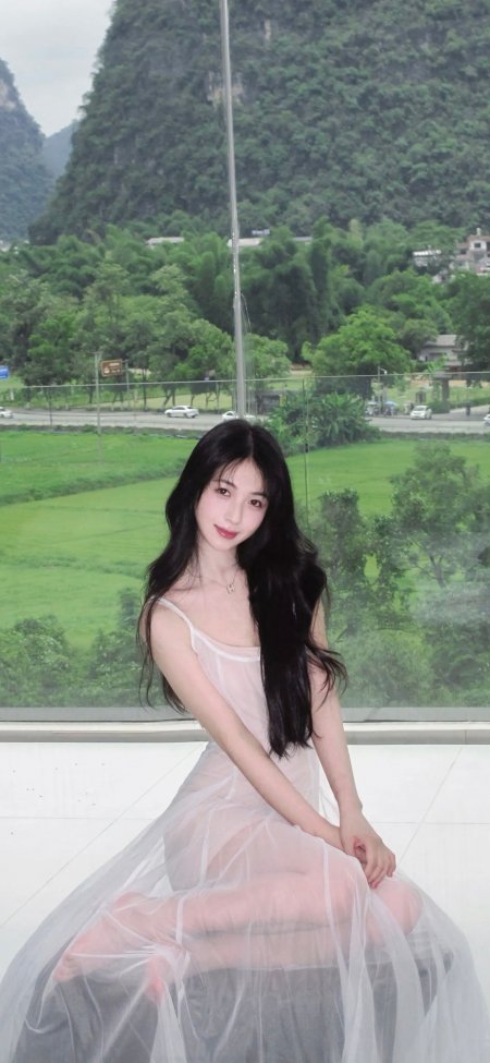长发美女白色纱裙山景窗边坐姿人物手机壁纸