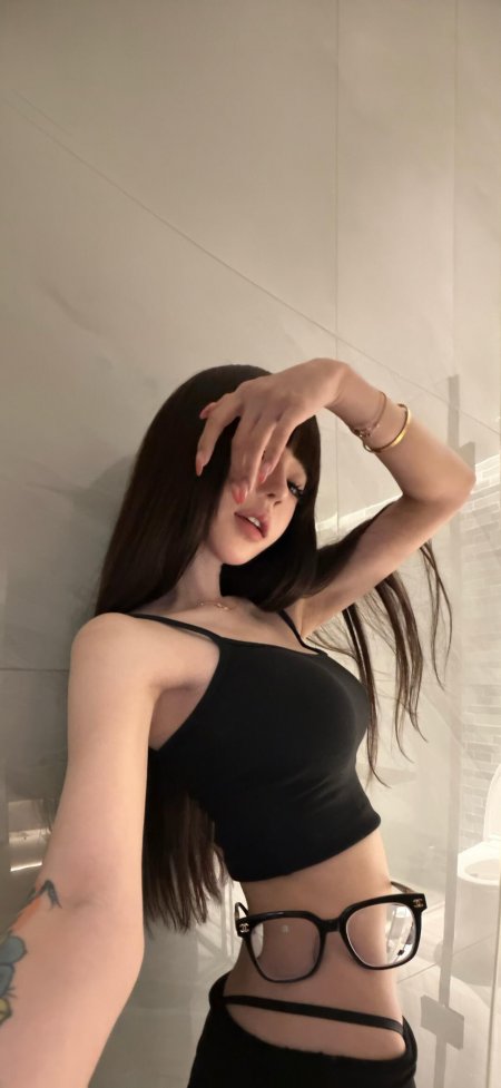 长发美女穿黑色吊带露腰装戴眼镜室内摆拍时尚人像摄影手机壁纸