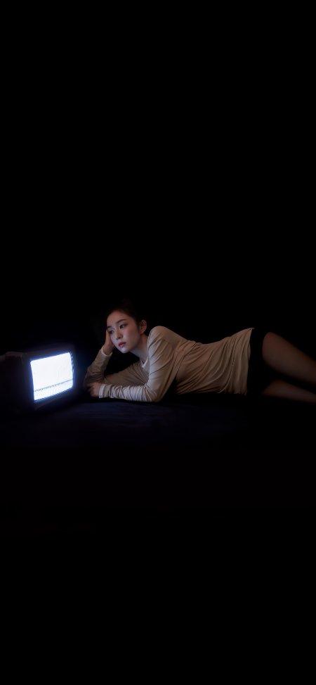 白衣美女暗室电视微光侧卧情绪感人像摄影手机壁纸