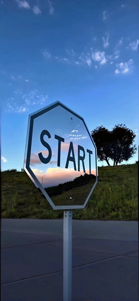 START路牌倒映晚霞蓝天草地励志启程意象文艺摄影手机壁纸
