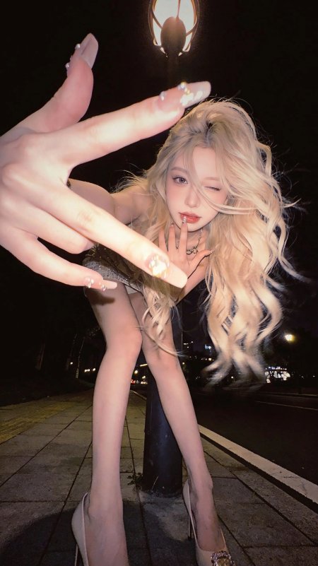 金发美女夜景街拍透视感时尚人物摄影手机壁纸
