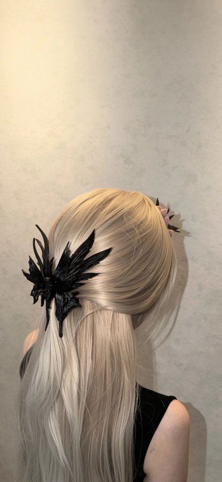 金发美女黑色翅膀发夹背影特写时尚造型人物手机壁纸
