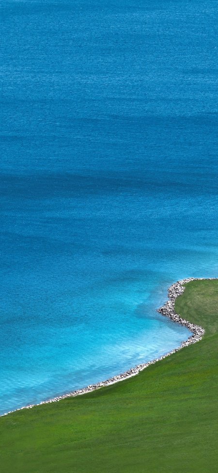 赛里木湖碧蓝湖水与绿草地交界航拍壮丽风景手机壁纸