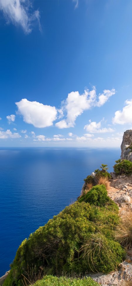 西班牙马略卡岛悬崖海岸蓝天白云风景摄影手机壁纸