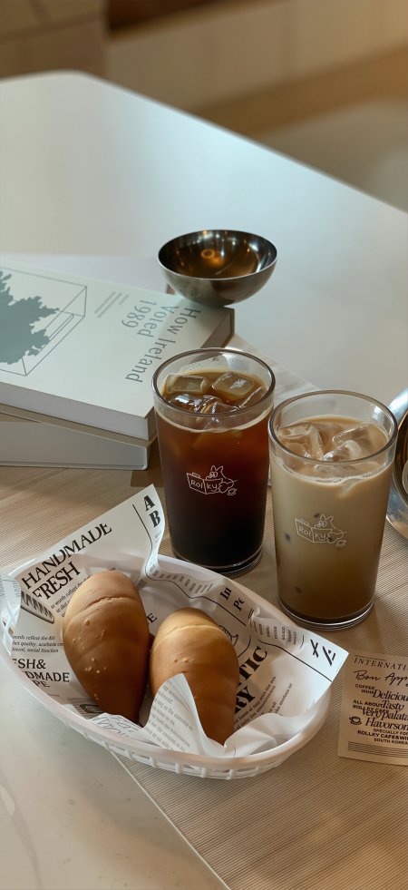冰咖啡面包书桌下午茶生活美学人物手机壁纸
