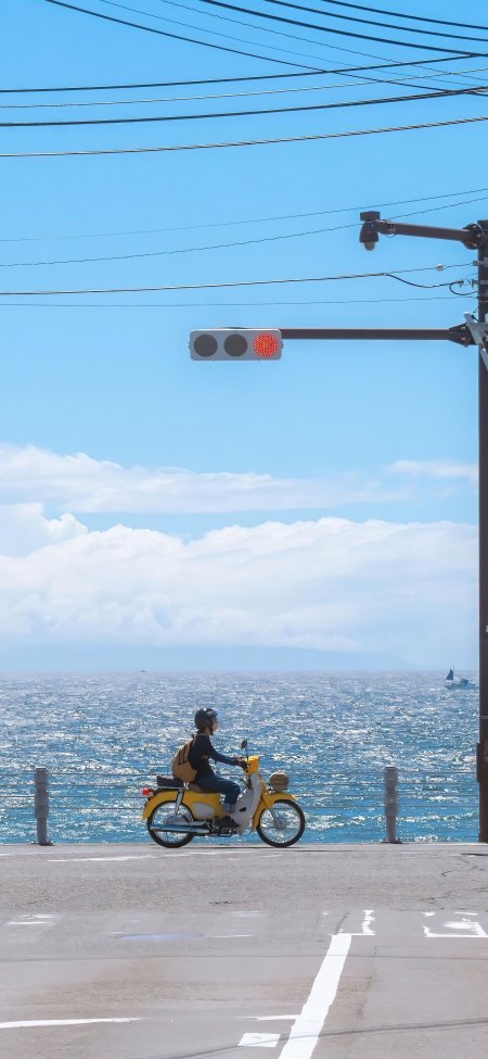 海边公路骑小黄车红绿灯蓝天碧海风景手机壁纸