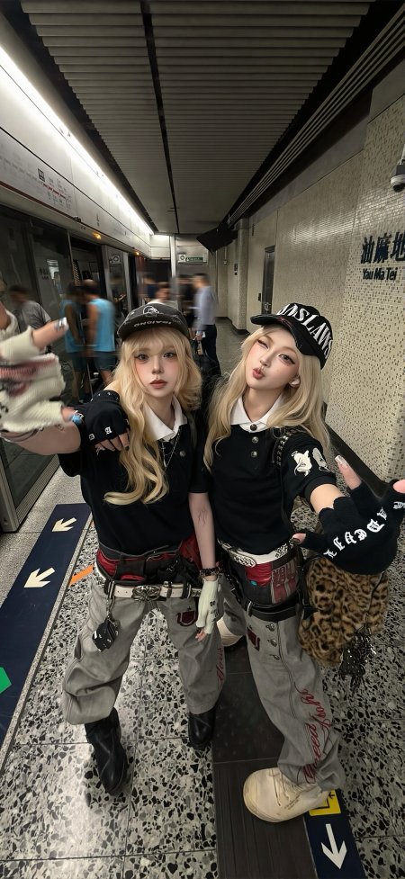 地铁站台金发双马尾酷飒美女合影人物手机壁纸