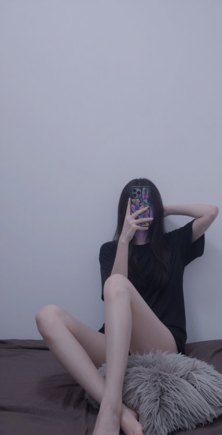 黑色T恤美女床上对镜自拍人物手机壁纸