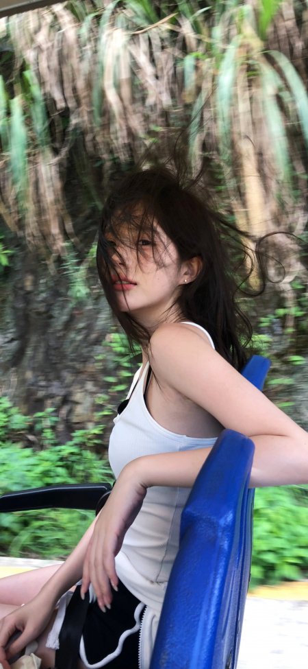 户外绿植背景美女回眸瞬间清新自然人物摄影手机壁纸