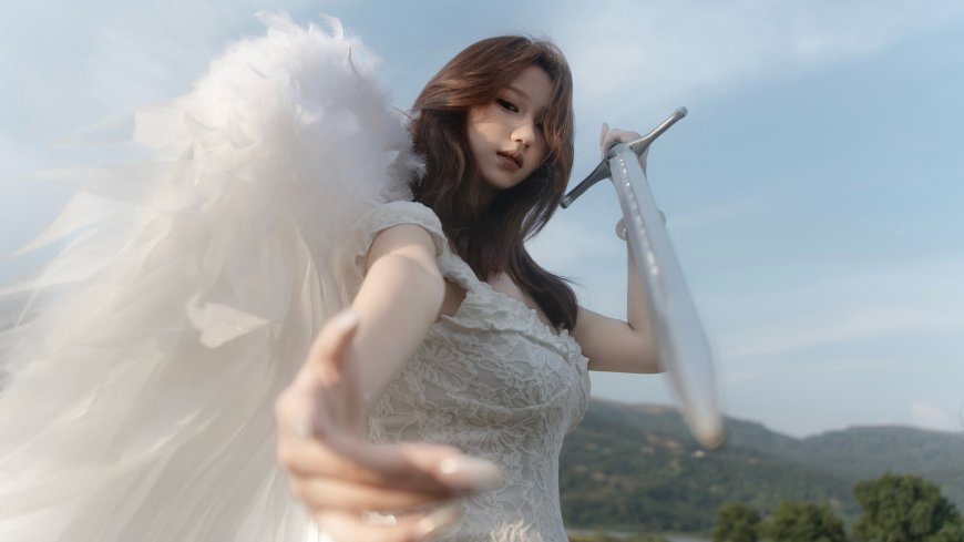 美女天使白翼持剑伸手蓝天户外人像摄影电脑壁纸