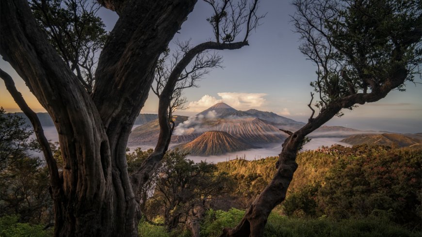 印尼布罗莫火山云海日出震撼自然风光电脑壁纸