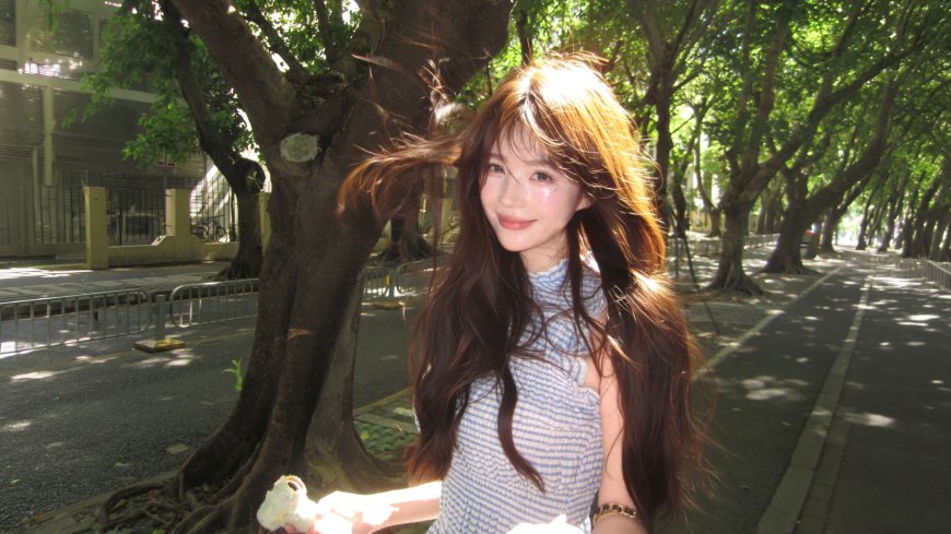 美女绿树成荫街道微笑手持玩偶清新户外人像摄影电脑壁纸