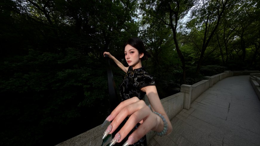 美女黑色旗袍林间小径清冷人像摄影电脑壁纸