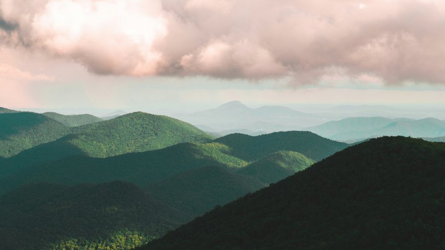 层叠青山云雾缭绕治愈系风景电脑壁纸