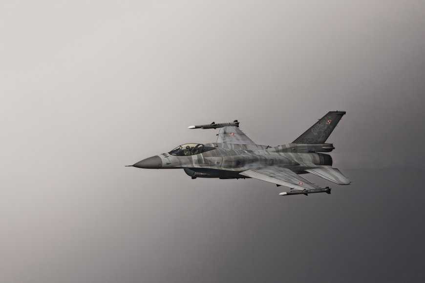 波兰空军F16C战机灰迷彩涂装飞行特写军事电脑壁纸