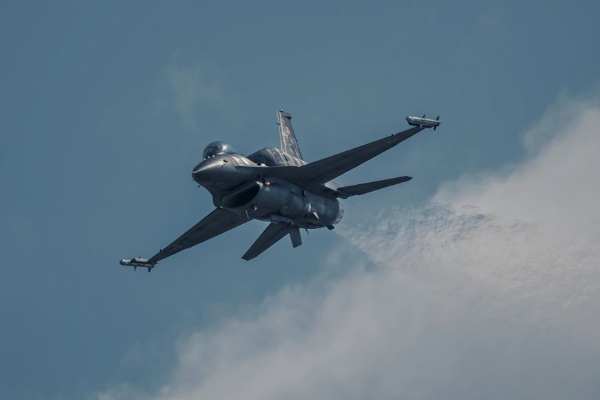 F16战机蓝天飞行表演高清摄影军事电脑壁纸