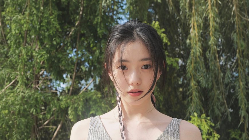 美女双麻花辫绿树背景清新人像摄影电脑壁纸