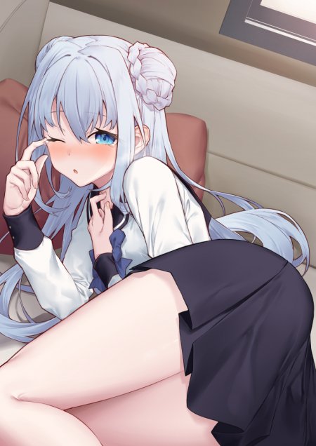 碧蓝档案白发少女躺卧眨眼可爱姿态插画动漫手机壁纸