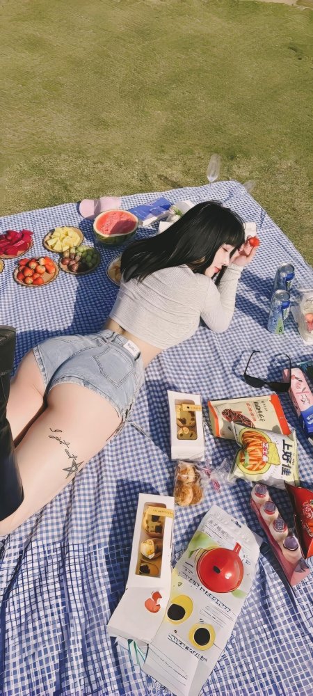 宋昱欣野餐趴卧草地吃草莓休闲生活摄影人物手机壁纸