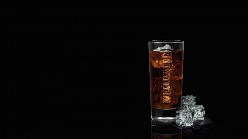 野格利口酒加冰黑色背景静物摄影电脑壁纸