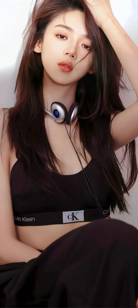 长发美女佩戴耳机黑色吊带居家慵懒风人物手机壁纸