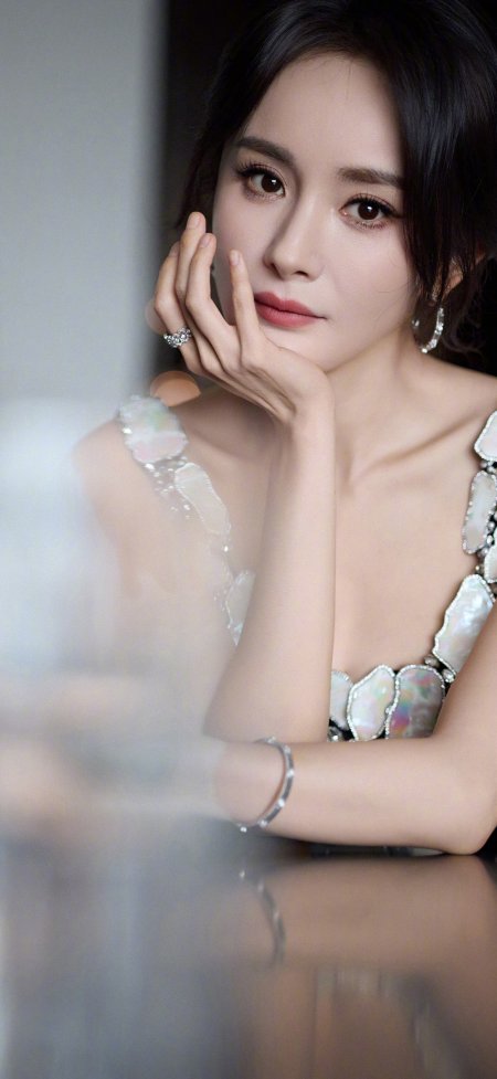 杨幂托腮浅笑桌前倒影朦胧光影柔美氛围人物摄影手机壁纸